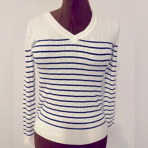 🖤🤍TOMMY HILFIGER 🤍🖤 White and black stripped v-neck sweater. Size medium. - Picture 1 of 12